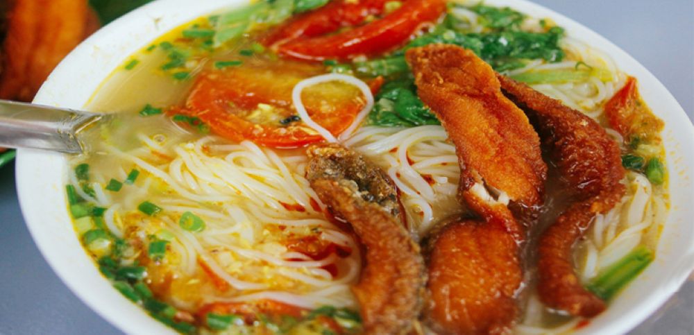 Bát bún riêu cá đầy ụ tại quán Bún riêu cá Hải Lễ 