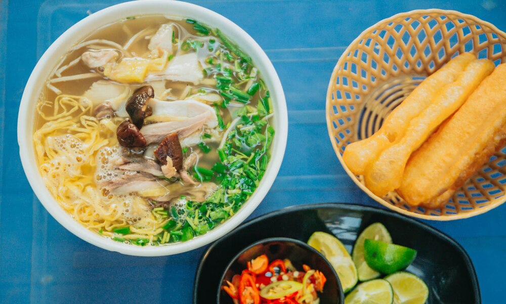 Bát bún thang đầy màu sắc, hương vị hấp dẫn tại Bún thang Cầu Gỗ. (Ảnh: Sưu tầm internet)