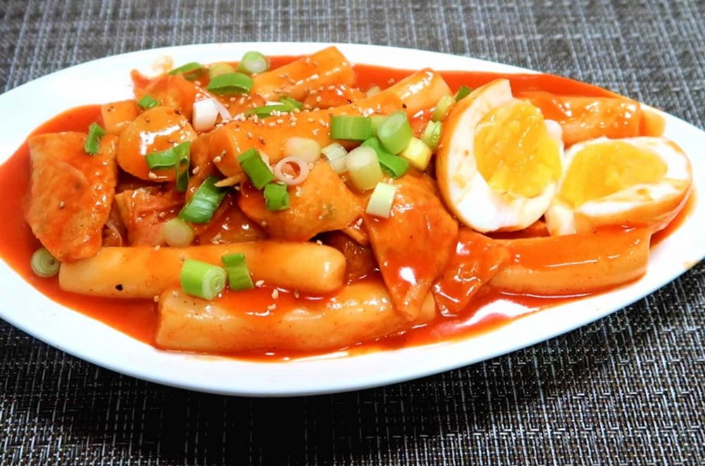 Tokbokki tại đây được đánh giá cao nhờ độ mềm dẻo, thấm đẫm hương vị đậm đà