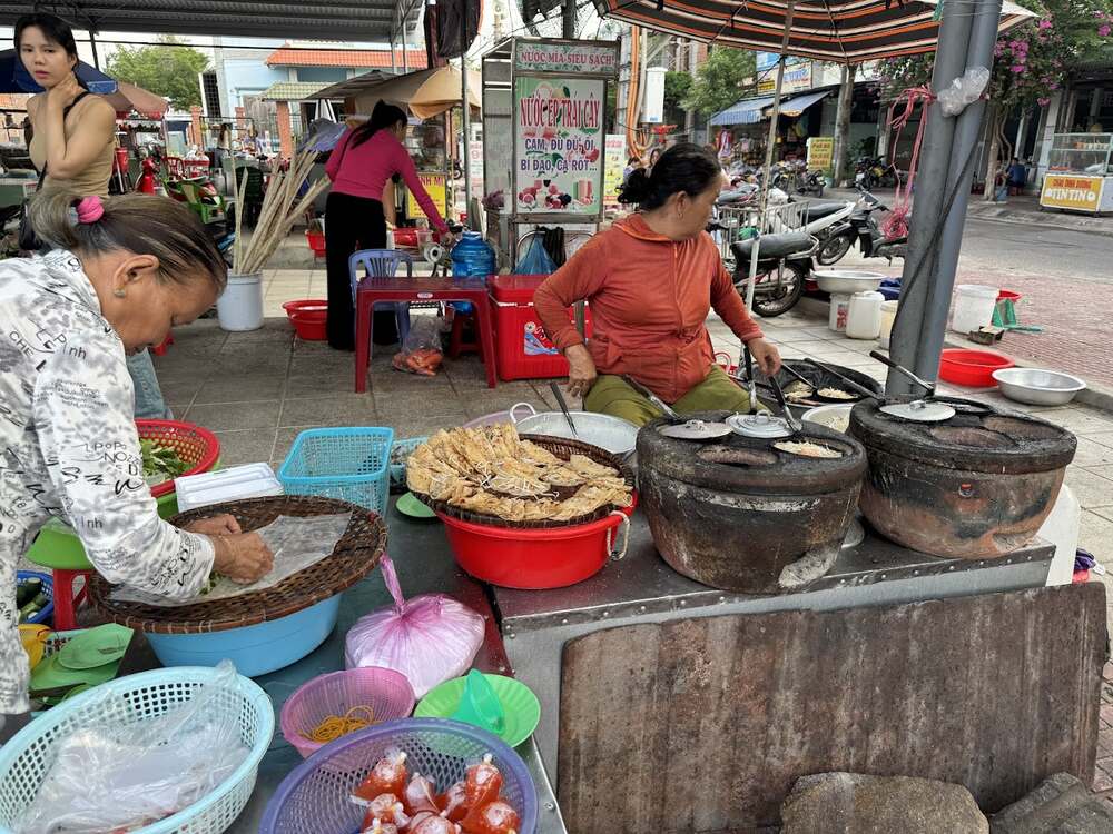 Một gian hàng bán bánh xèo tại chợ Nhơn Lý (Ảnh: Sưu tầm Internet)