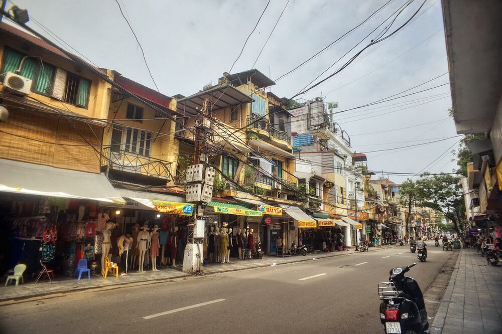 Phố Hàng Đường với những ngôi nhà cổ kính, mang đậm nét kiến trúc Hà Nội xưa. (Ảnh: Sưu tầm internet)