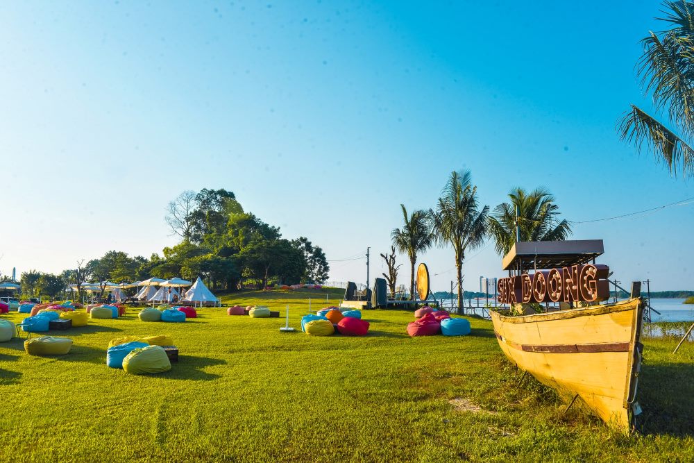 Sixdoong cafe & camping nằm trong tổ hợp vườn hoa bãi đá sông Hồng