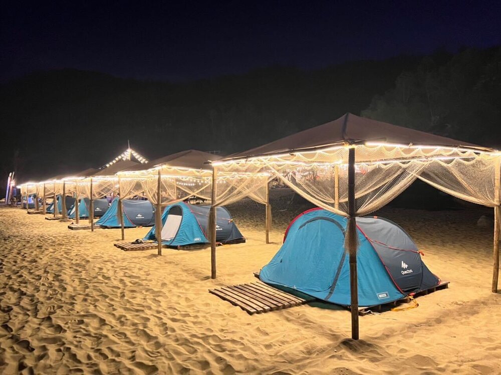 Khu cắm trại Bãi Rạng Camping với lều trại được dựng trên bãi biển, lung linh dưới ánh đèn trong đêm (Ảnh: Sưu tầm Internet)