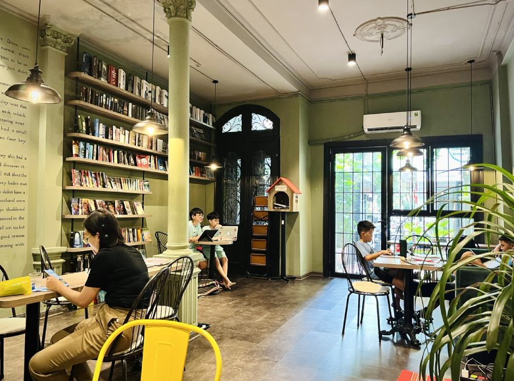 Khu vực đọc sách của Le Book Club Cafe.