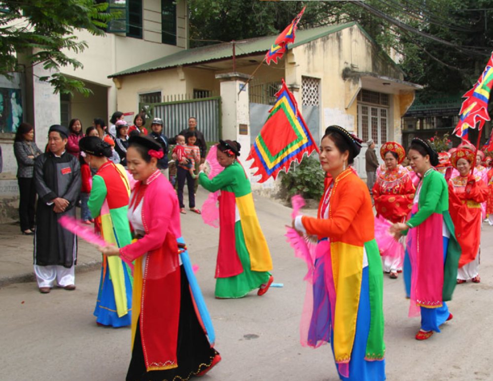 Các cụ bà vai trò dâng hương trong lễ hội An Hòa