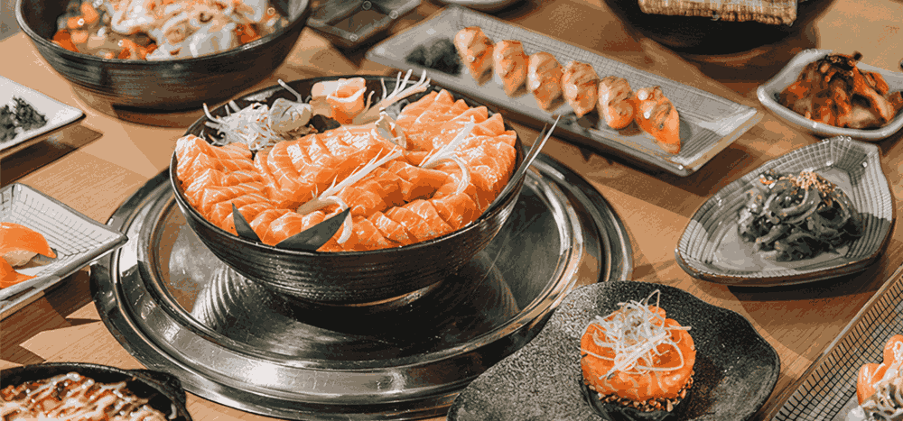 Sashimi cá hồi vô cùng tươi ngon, hấp dẫn tại quán