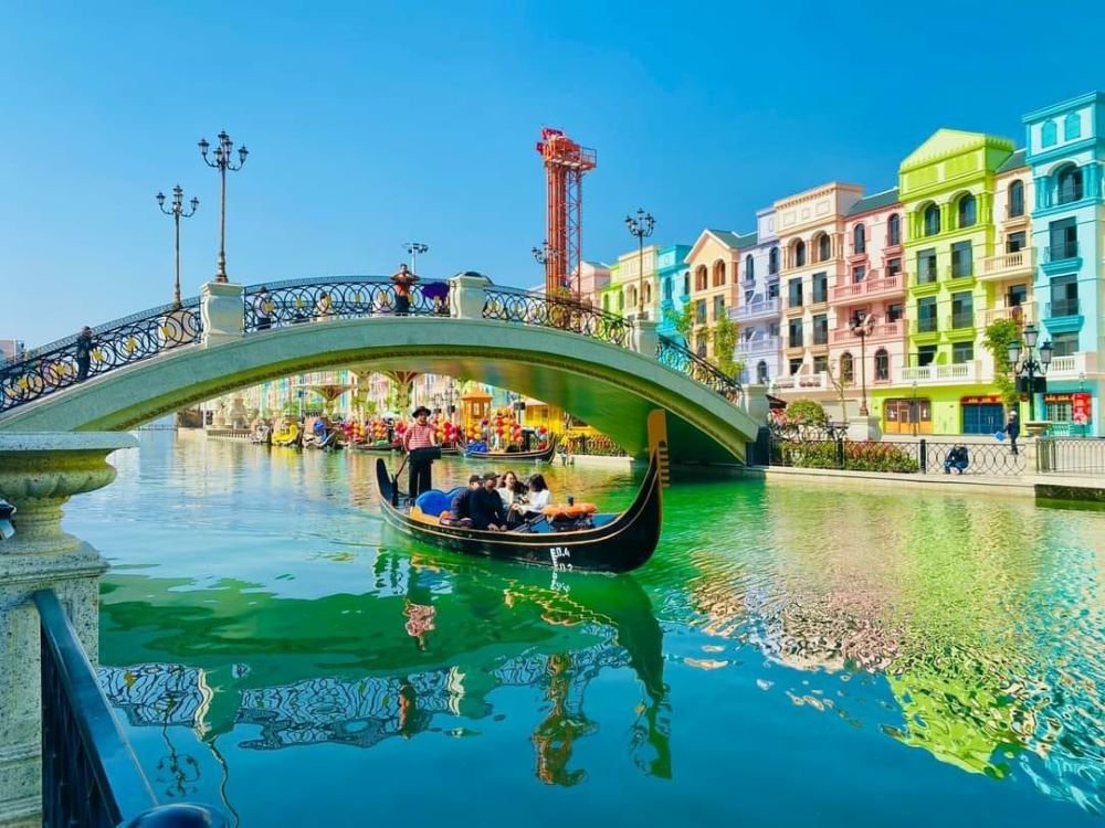 Thuyền Gondola lướt nhẹ trên dòng kênh xanh mát với không gian lãng mạn 