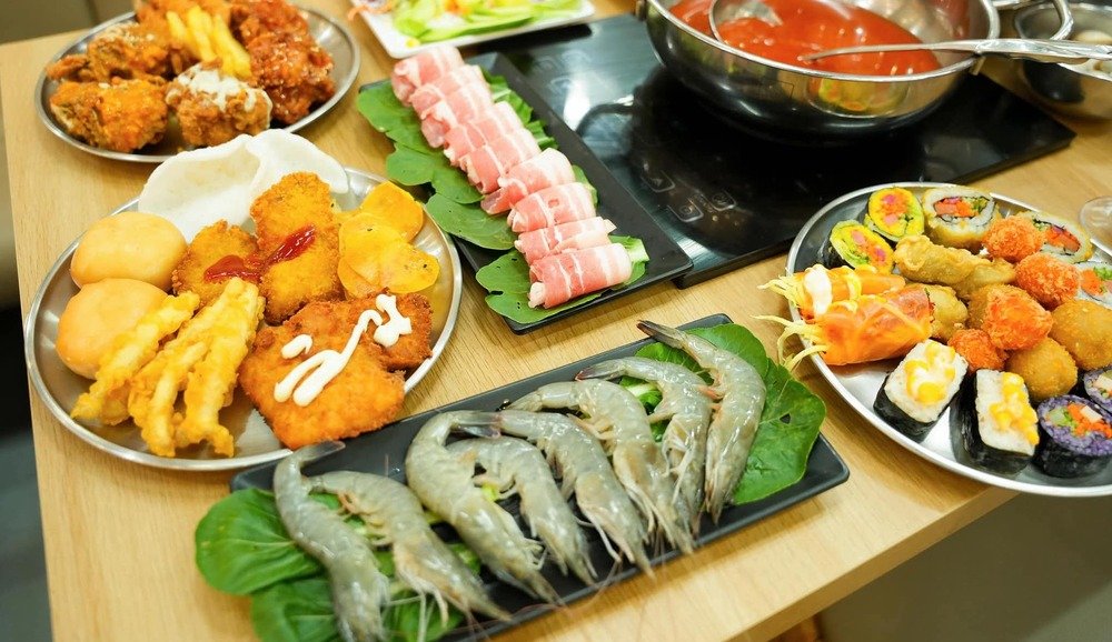 Quầy buffet đa dạng món ăn từ Hàn Quốc tại Manyo