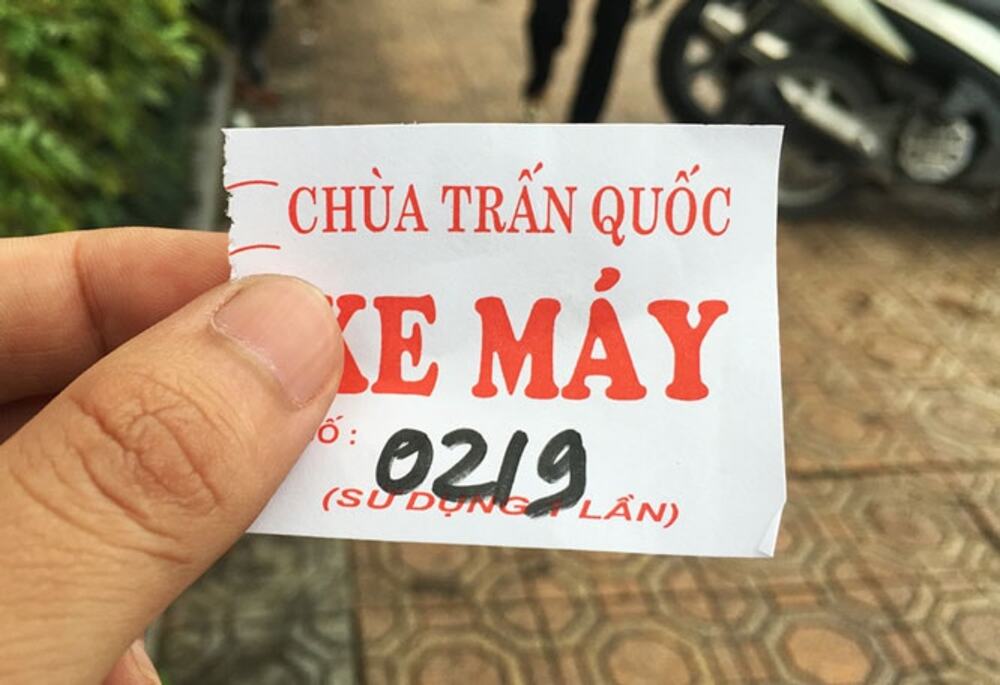 Kinh nghiệm gửi xe máy tại chùa Trấn Quốc. (Ảnh: Sưu tầm Internet)