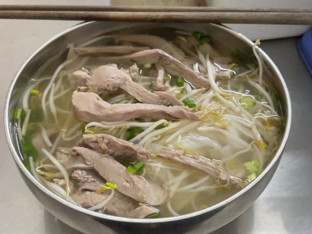 Phở ngan tại quán Bún Ngan 71, Trung Kính, Hà Nội 