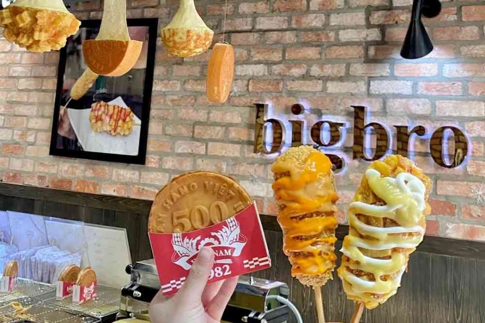 Hotdog có lớp vỏ giòn rụm ăn kèm các loại sốt chuẩn vị Hàn của Bigbro Korean Hotdog