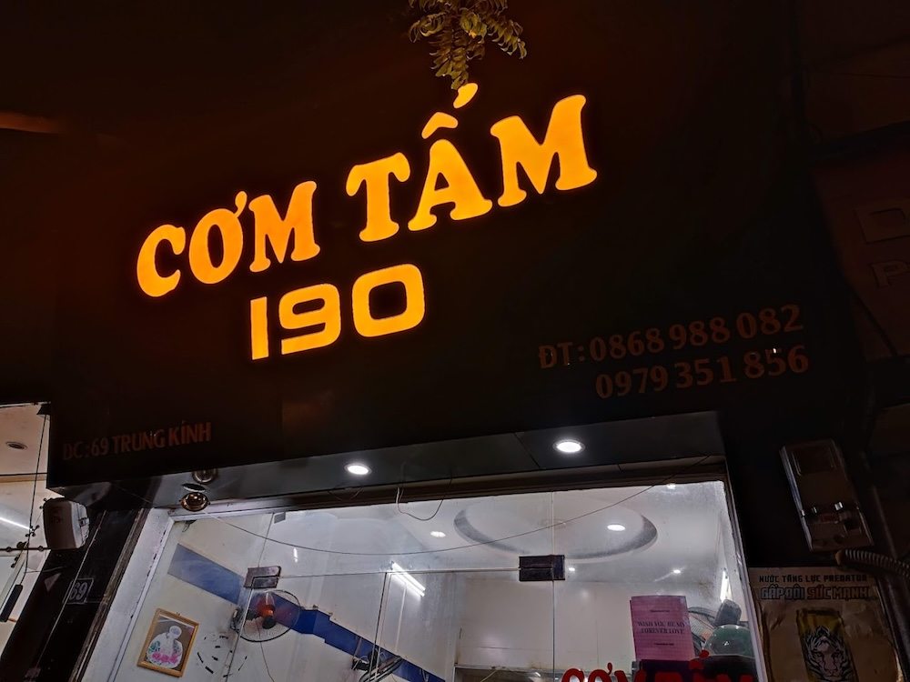 Cơm tấm 190 nằm trên mặt đường tại phố Trung Hoà 