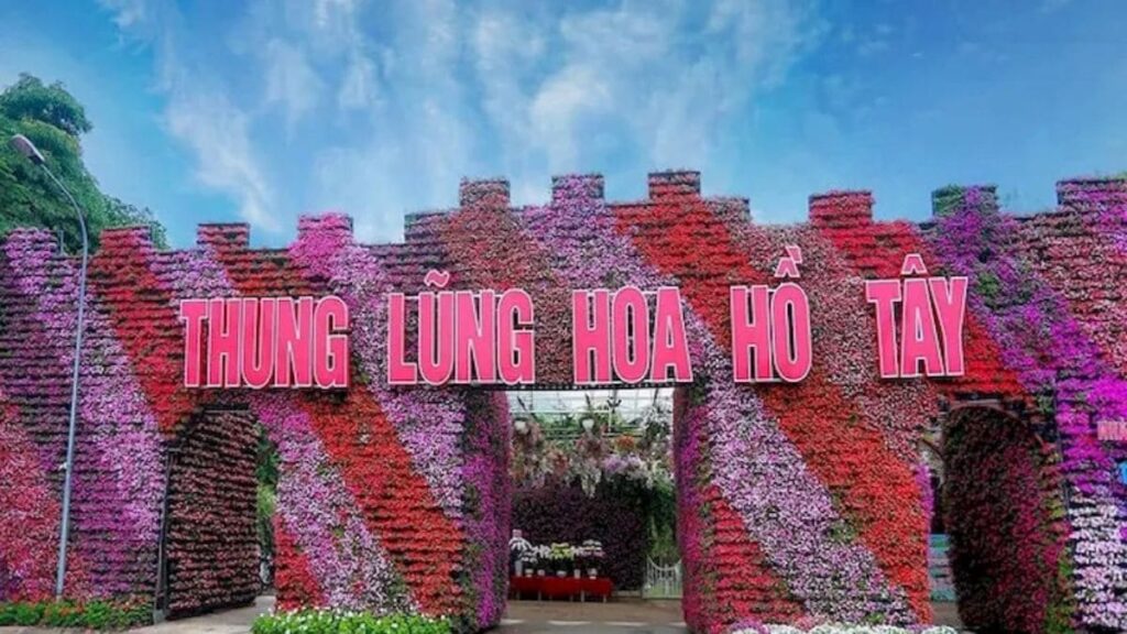 Cổng hoa lung linh vào dịp hoa nở rộ