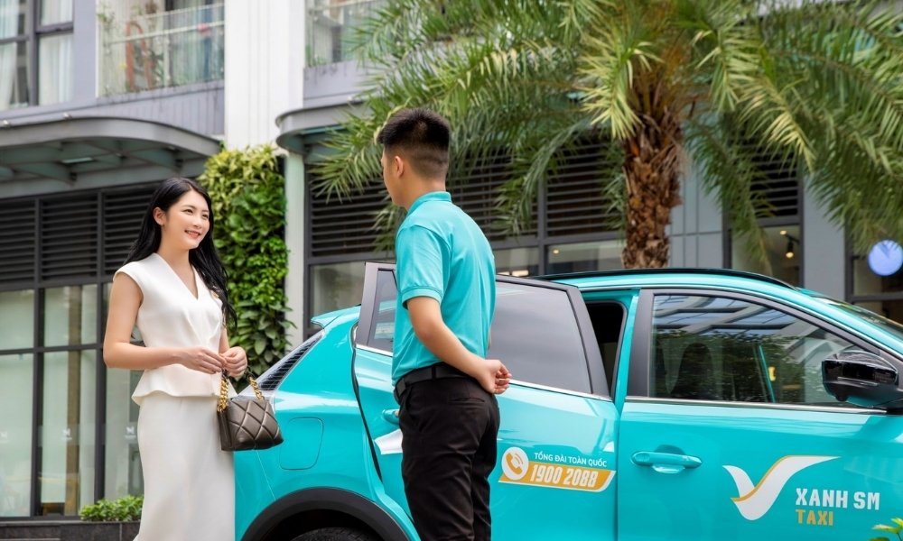 Xanh SM Taxi là trải nghiệm quen thuộc của nhiều hành khách khi đến các điểm đưa đón của nhà xe Phương Trang