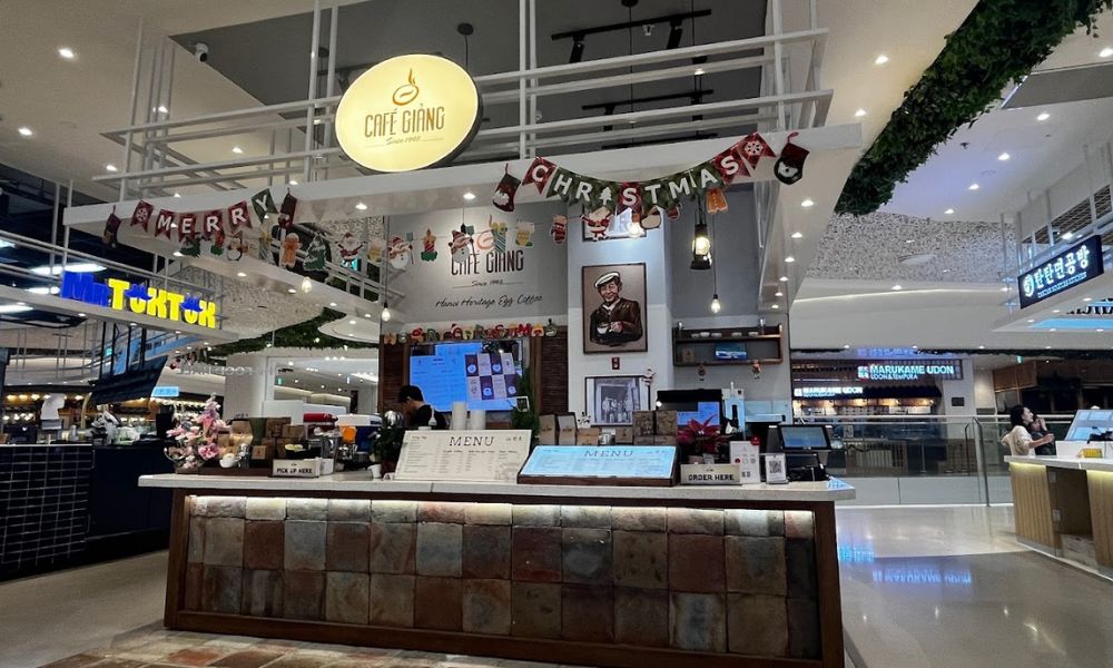 Không gian chào đón noel sắp tới của Cafe Giảng tại Lotte Tây Hồ.