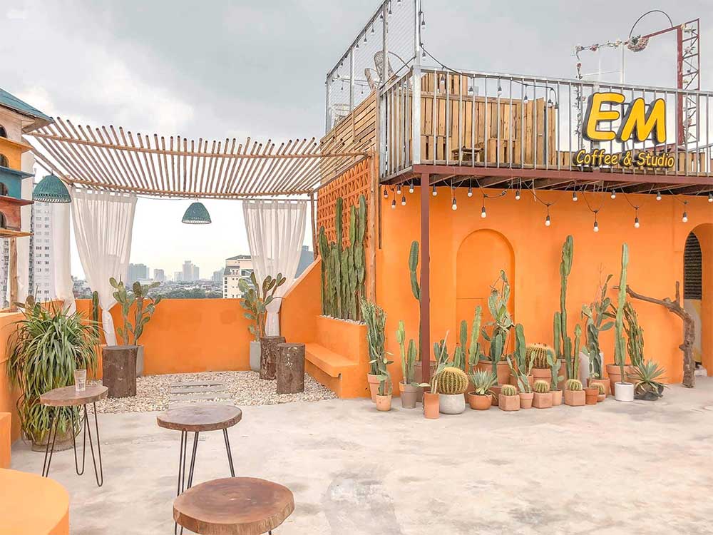 EM Rooftop cafe nằm trên tầng thượng với view siêu đỉnh.  