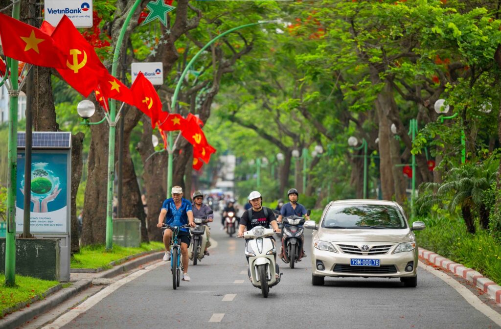 Di chuyển đến công viên Yên Hòa bằng xe máy.