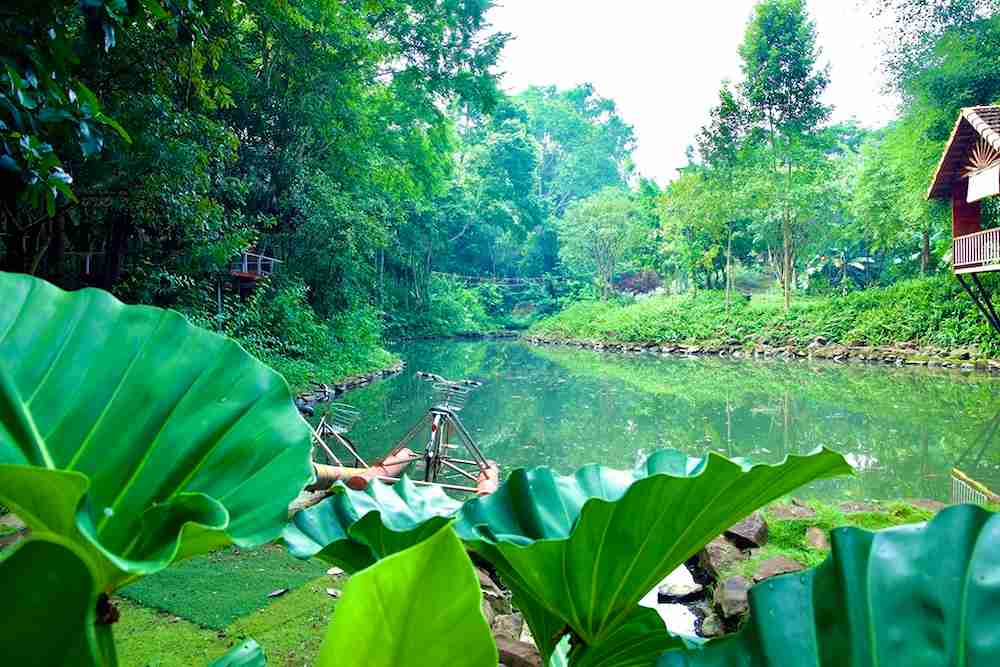 Hồ nước xanh ngát giữa khu du lịch Troh Bư - Buôn Đôn