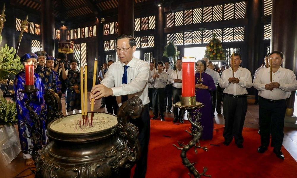 Hàng trăm người đến tưởng nhớ công ơn của Đức Lễ Thành Hầu (Ảnh: Sưu tầm internet)