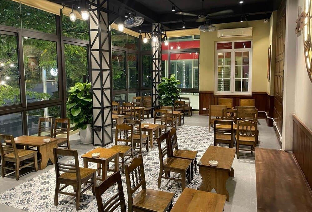 Aha Cafe sở hữu không gian rộng rãi, thoáng đãng, trồng nhiều cây xanh mát