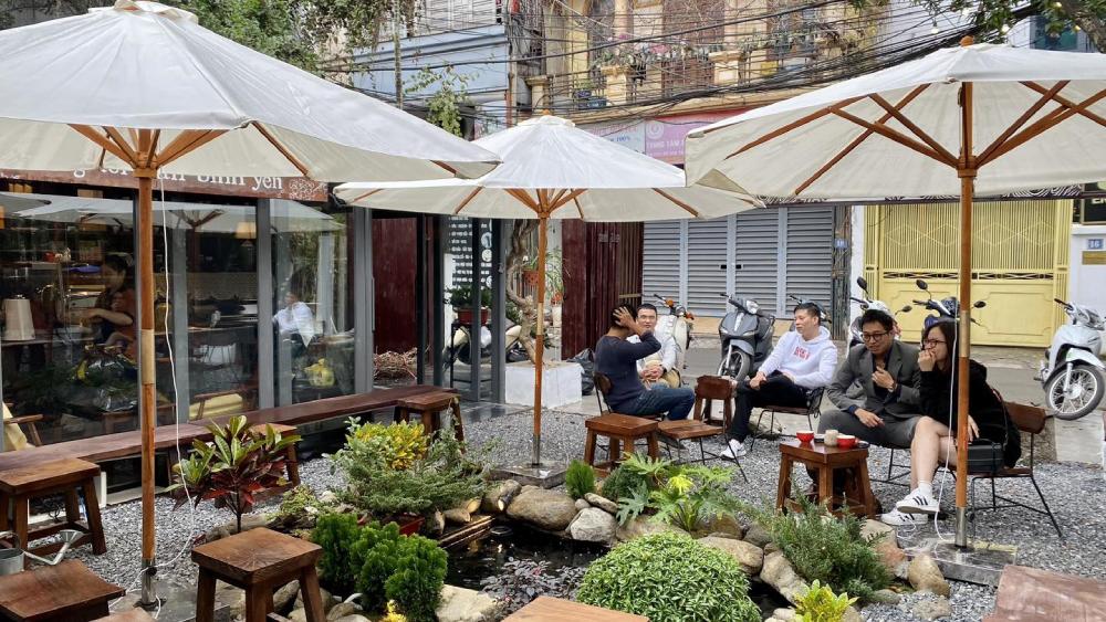 Không gian thoáng đãng tại quán cafe Tiny Post. 