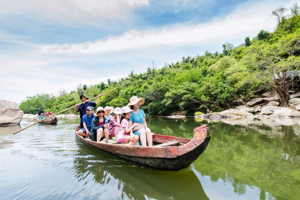 Du khách chèo thuyền trên dòng suối Hầm Hô, ngắm nhìn cảnh đẹp hai bên bờ (Ảnh: Sưu tầm internet)