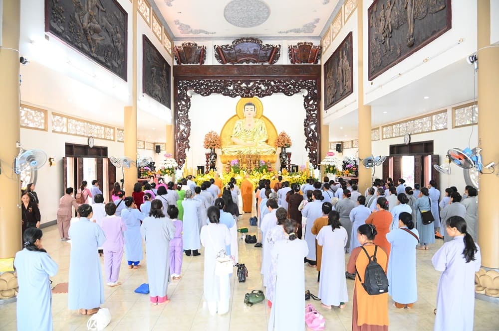 Bên trong chánh điện chùa Hoằng Pháp - không gian trang nghiêm và thanh tịnh