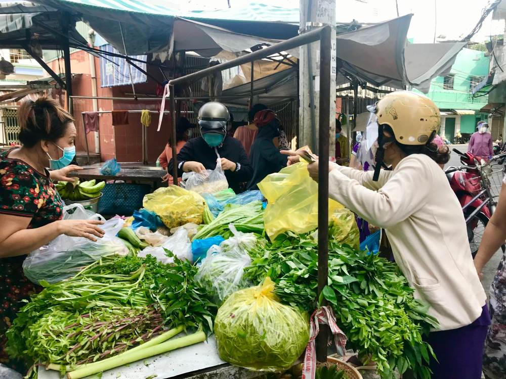 Khảo sát các gian hàng trước sẽ giúp bạn tránh phải việc mua hớ