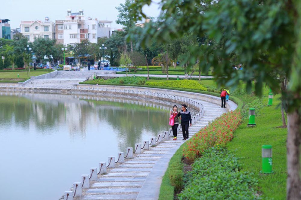 Công viên Nghĩa Đô là nơi lý tưởng để hẹn hò cho các cặp đôi 