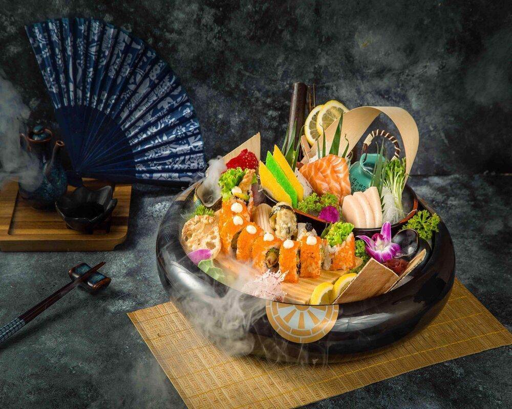 Set sushi đủ loại với cá trích ép trứng, cá hồi tươi, cá ngừ…vô cùng hấp dẫn