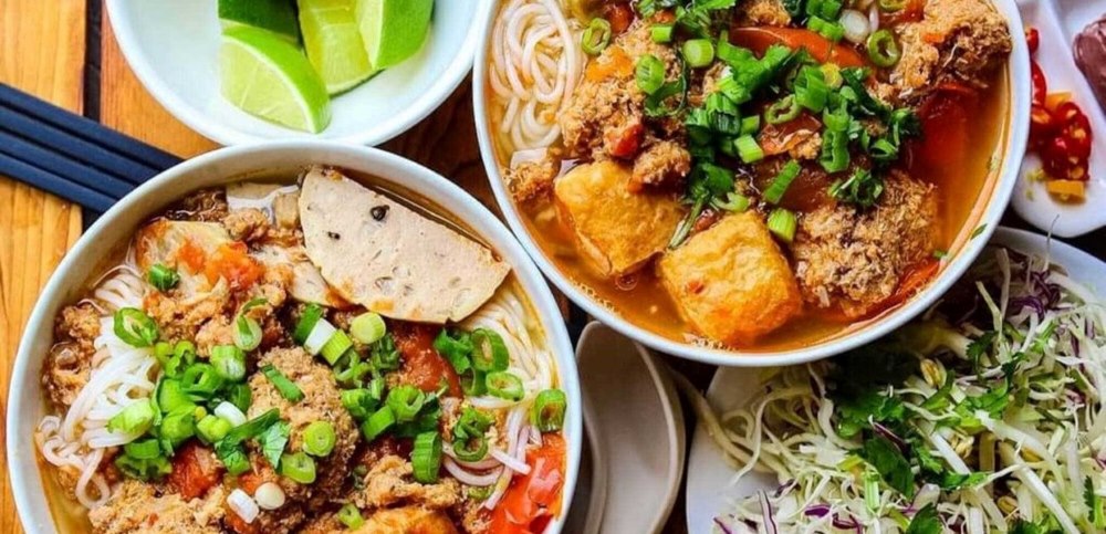 Một bát bún riêu cua đầy đủ topping