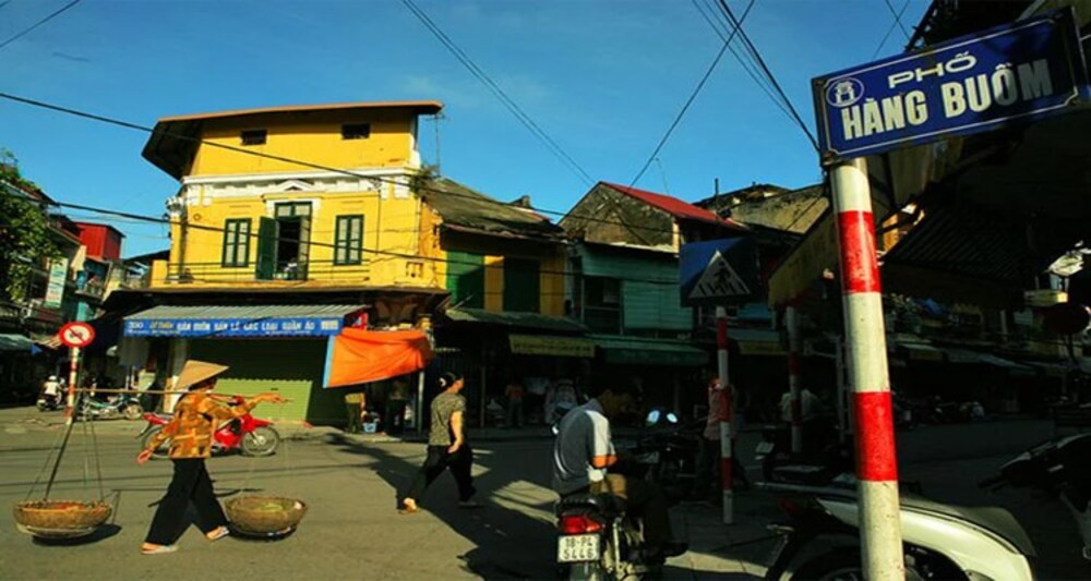 Phố Hàng Buồm với những ngôi nhà cổ kính, xen lẫn các quán bar, nhà hàng hiện đại. (Ảnh: Sưu tầm internet)