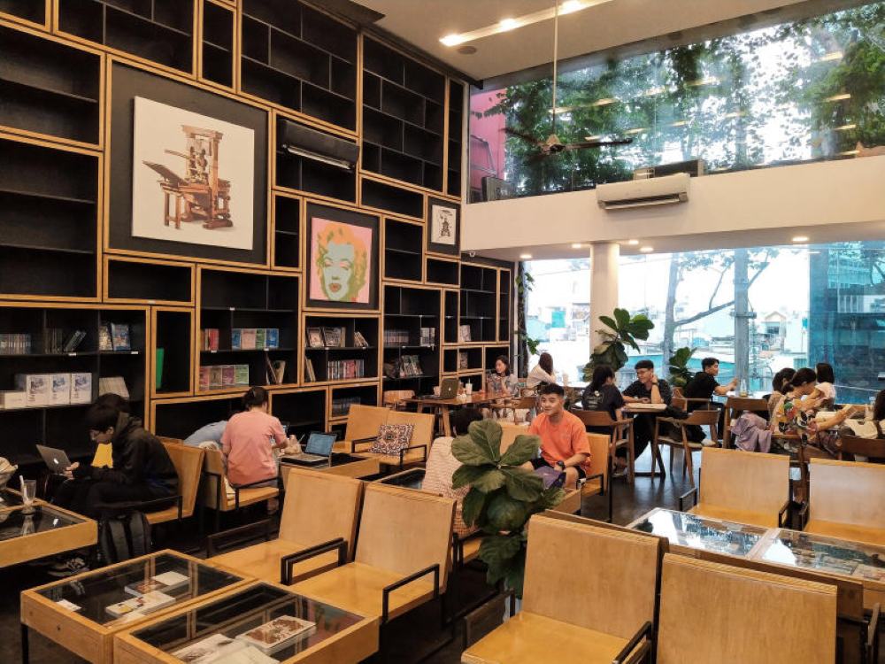 Khu cafe sách rộng rãi và yên tĩnh