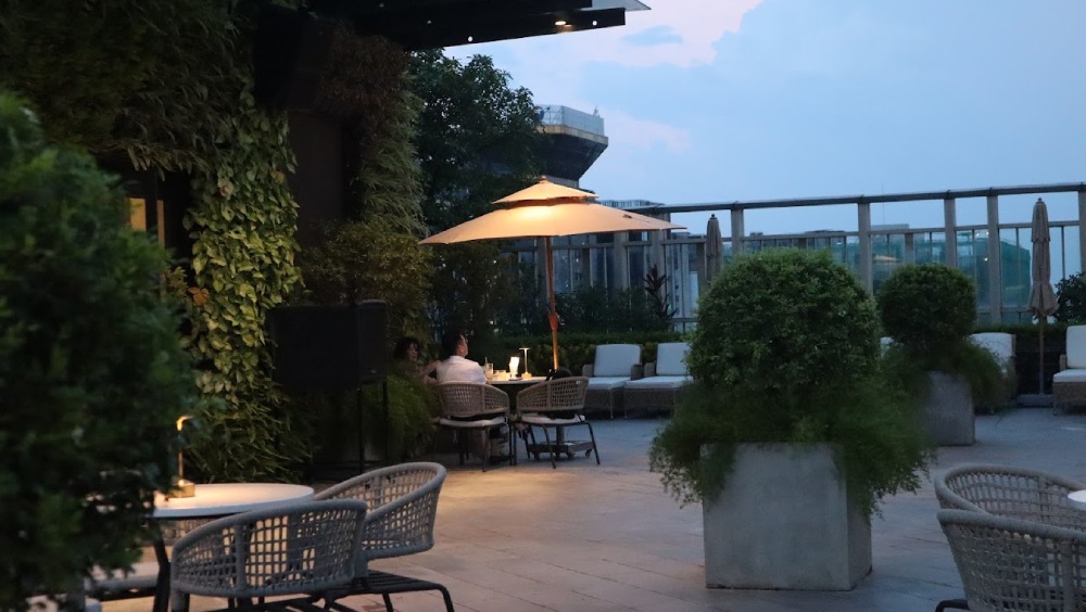 Không gian Rooftop mang đến trải nghiệm thoáng đãng, đắm mình ngắm nhìn toàn cảnh thành phố.