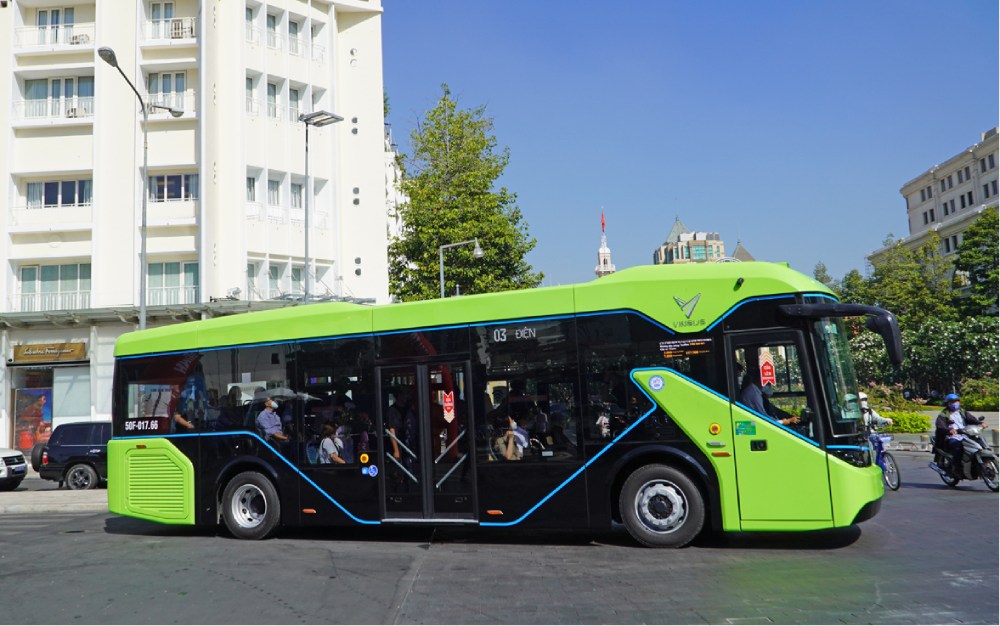 Xe bus E05 Vinbus hỗ trợ khách hàng di chuyển đến đình An Hòa