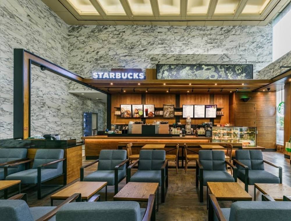 Starbucks Charmvit Tower là cafe Trần Duy Hưng sở hữu không gian hiện đại
