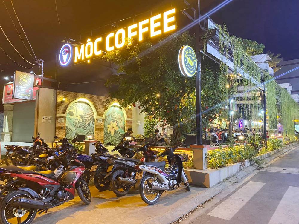 Mộc coffee có không gian sân vườn thoáng đãng, rợp bóng cây. 