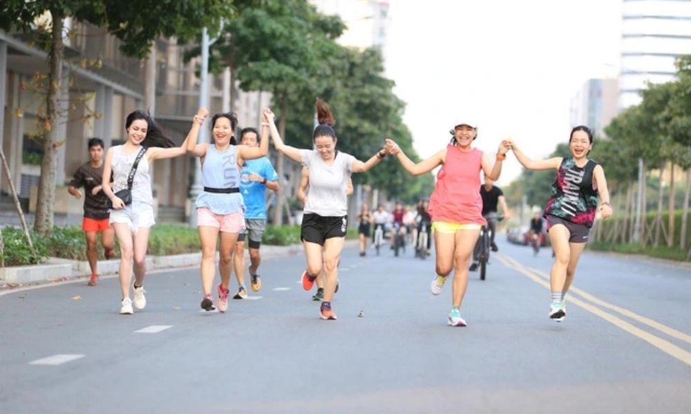 Sẵn sàng cho một ngày mới tràn đầy năng lượng bằng cách đi bộ tại công viên (Ảnh: muctim.tuoitre.vn)