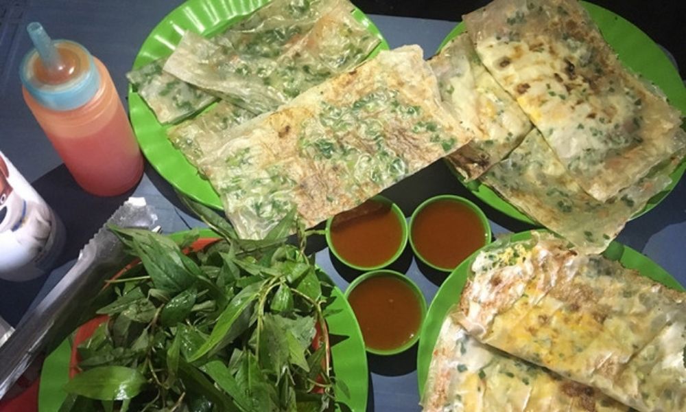 Bánh tráng nướng bình dân Dì Nguyệt là tụ điểm ăn vặt quen thuộc tại Quận 2 (Ảnh: foody.vn)