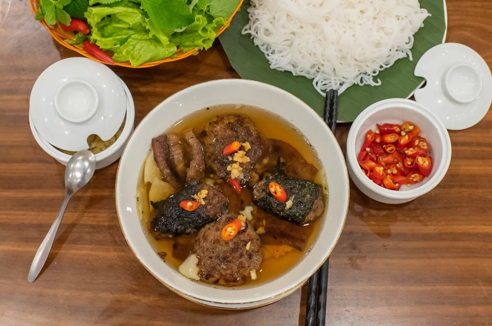 Bún chả Sinh Từ 48 Trần Thái Tông nổi tiếng với món bún chả truyền thống lâu đời