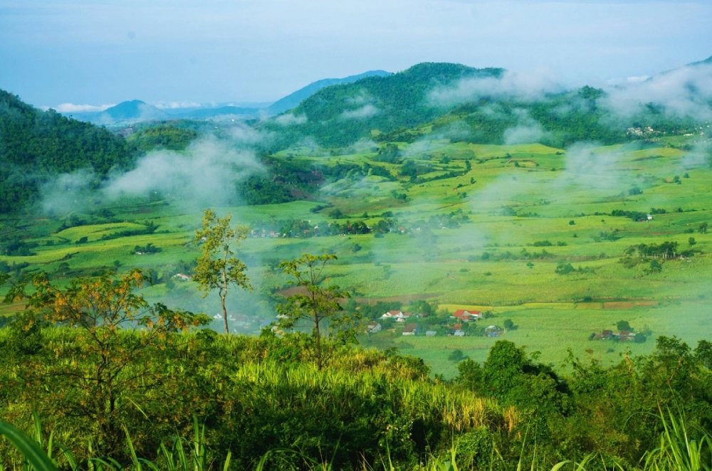 Vẻ đẹp hoang sơ với núi non trùng điệp của cao nguyên Vân Hòa.