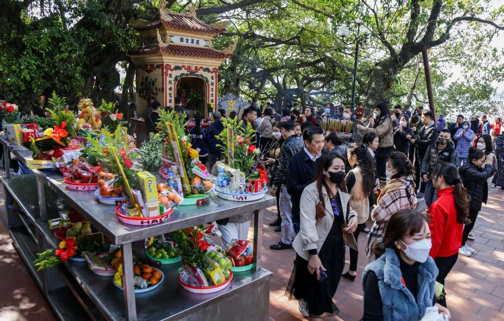 Bạn hãy ăn mặc lịch sự khi đến chiêm bái tại Phủ. 
