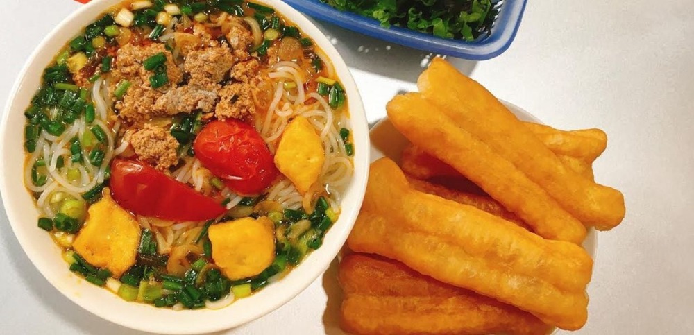 Bún riêu ăn cùng với quẩy