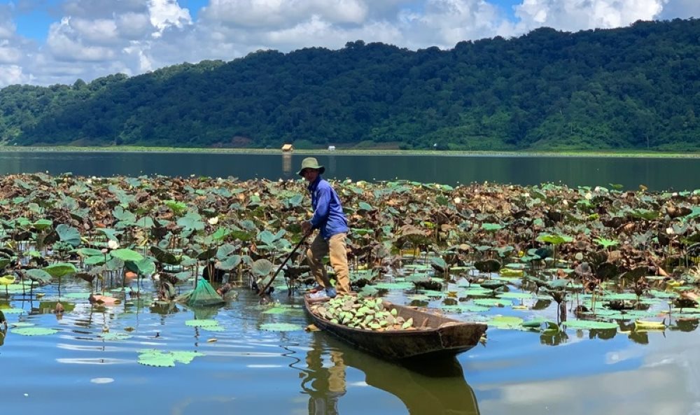 Hồ Ea Rbin trong xanh nằm giữa rừng nguyên sinh