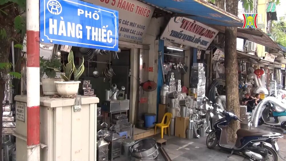 Phố Hàng Thiếc với những cửa hàng trưng bày các sản phẩm đồ thiếc, đồ đồng sáng bóng. (Ảnh: Sưu tầm internet)