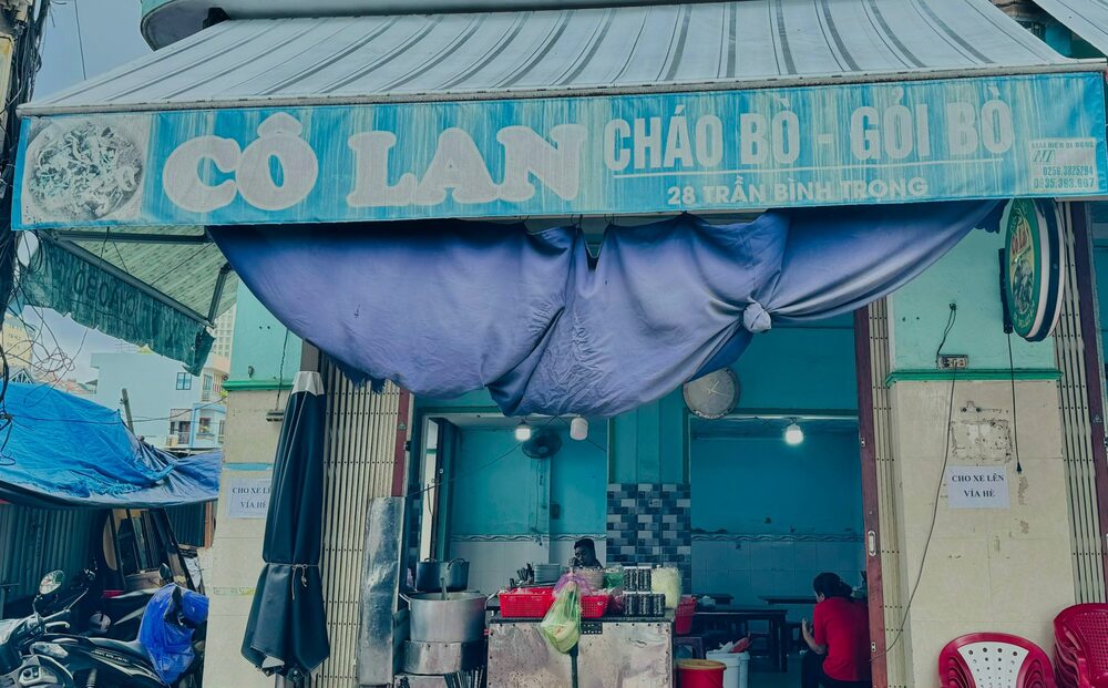 Quán Cô Lan Cháo Bò với món gỏi khô bò thần thánh  (Ảnh: Sưu tầm internet)