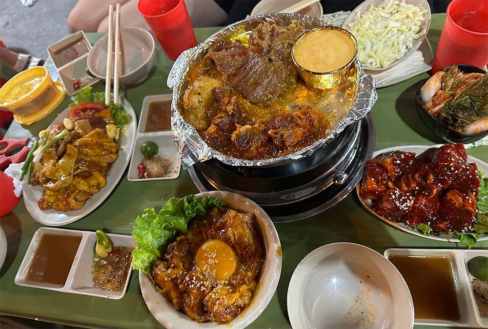 Cô Oanh Quán là quán buffet nướng được yêu thích tại Quán Thánh (Ảnh: Stella)