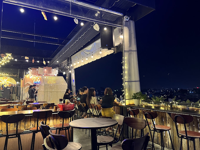 Khung cảnh thoáng đãng tại Nhớ Rooftop (Ảnh: Sưu tầm Internet)