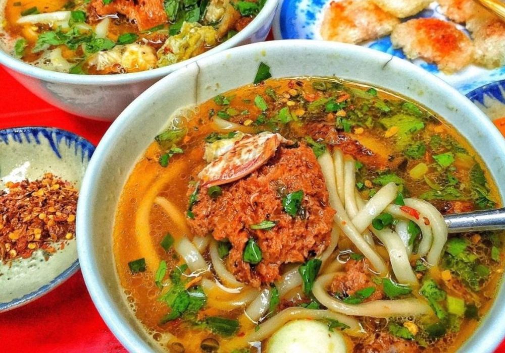 Nước dùng đậm đà, sợi bánh canh dai mềm vừa đủ là điểm nhấn của bánh canh cua Tôn Thất Đạm (Ảnh: Sưu tầm Internet)