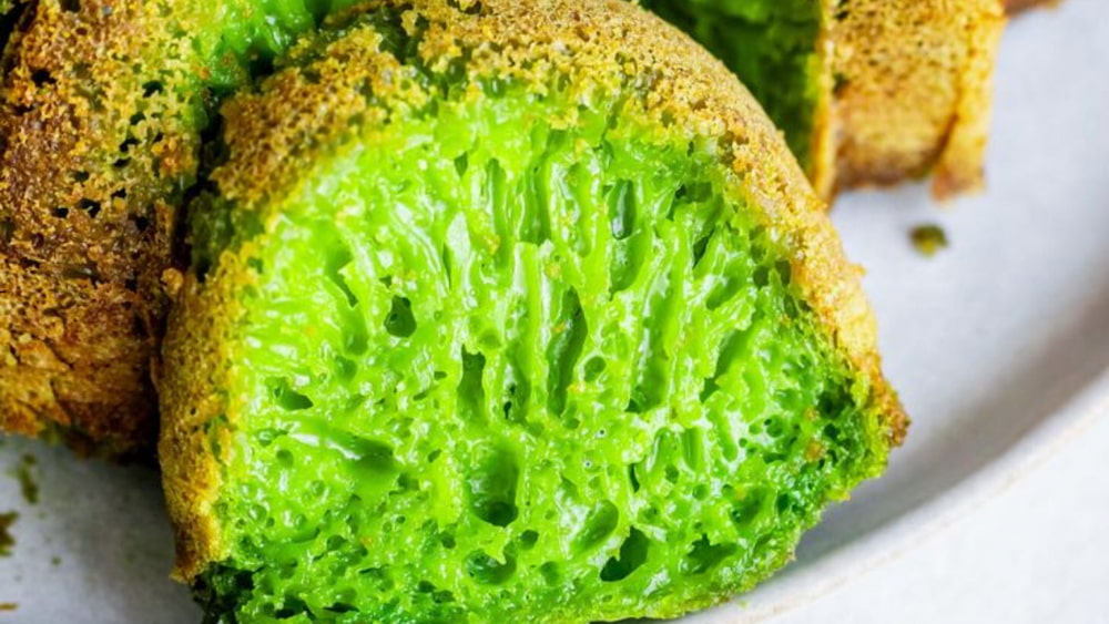 Bánh bò thốt nốt biến tấu khi thêm topping như matcha.